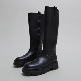 Boots with notched soles and square toe in black leather