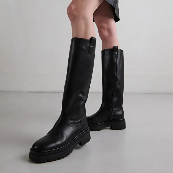 Boots with notched soles and square toe in black leather