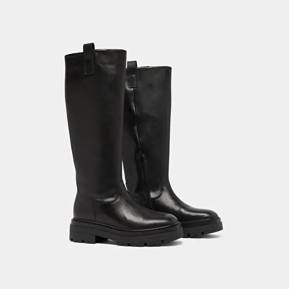 Boots with notched soles and square toe in black leather