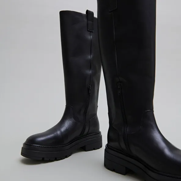 Boots with notched soles and square toe in black leather