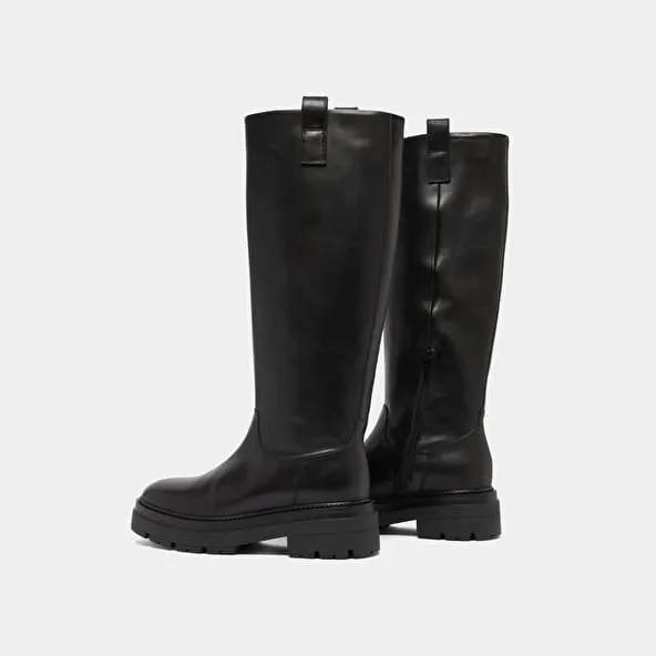 Boots with notched soles and square toe in black leather