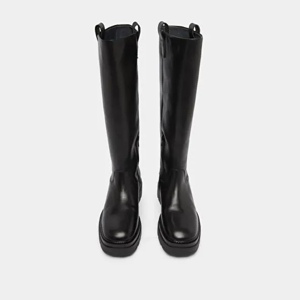 Boots with notched soles and square toe in black leather