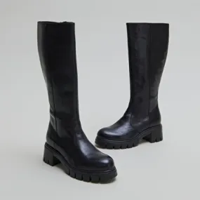 Boots with notched soles in black leather