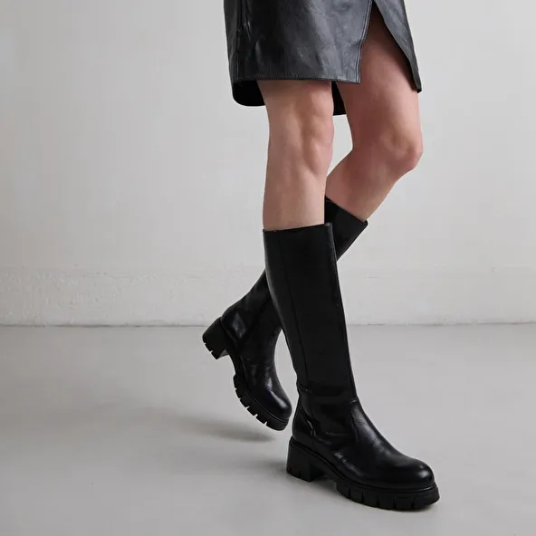 Boots with notched soles in black leather