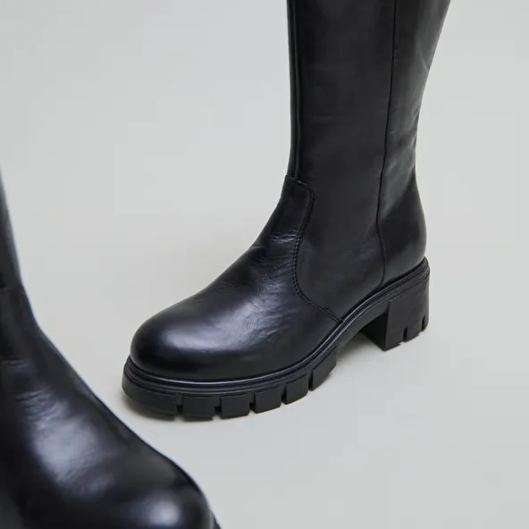 Boots with notched soles in black leather