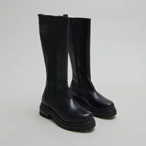 Boots with round toes and notched soles in black leather