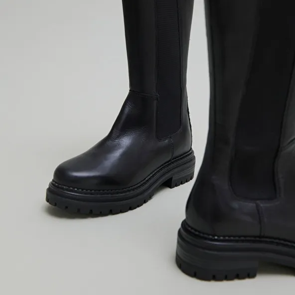 Boots with round toes and notched soles in black leather