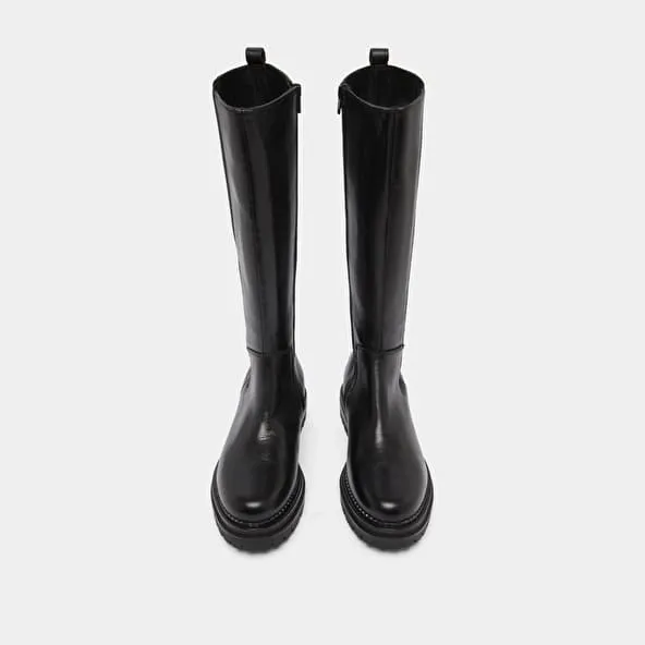 Boots with round toes and notched soles in black leather