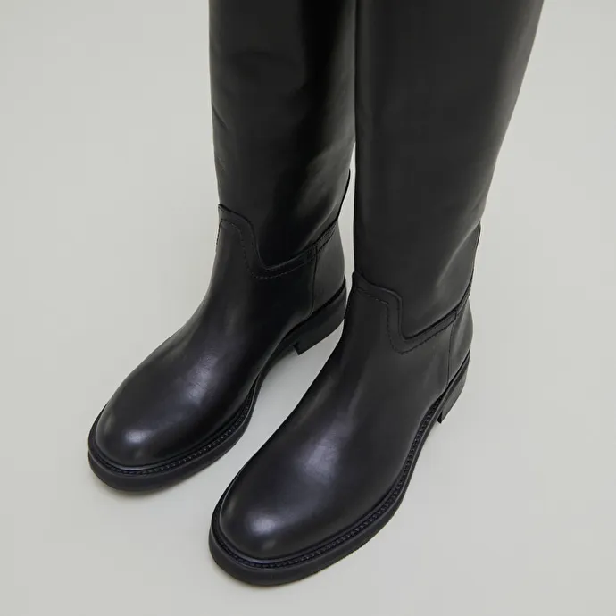 Bridle boots in black leather