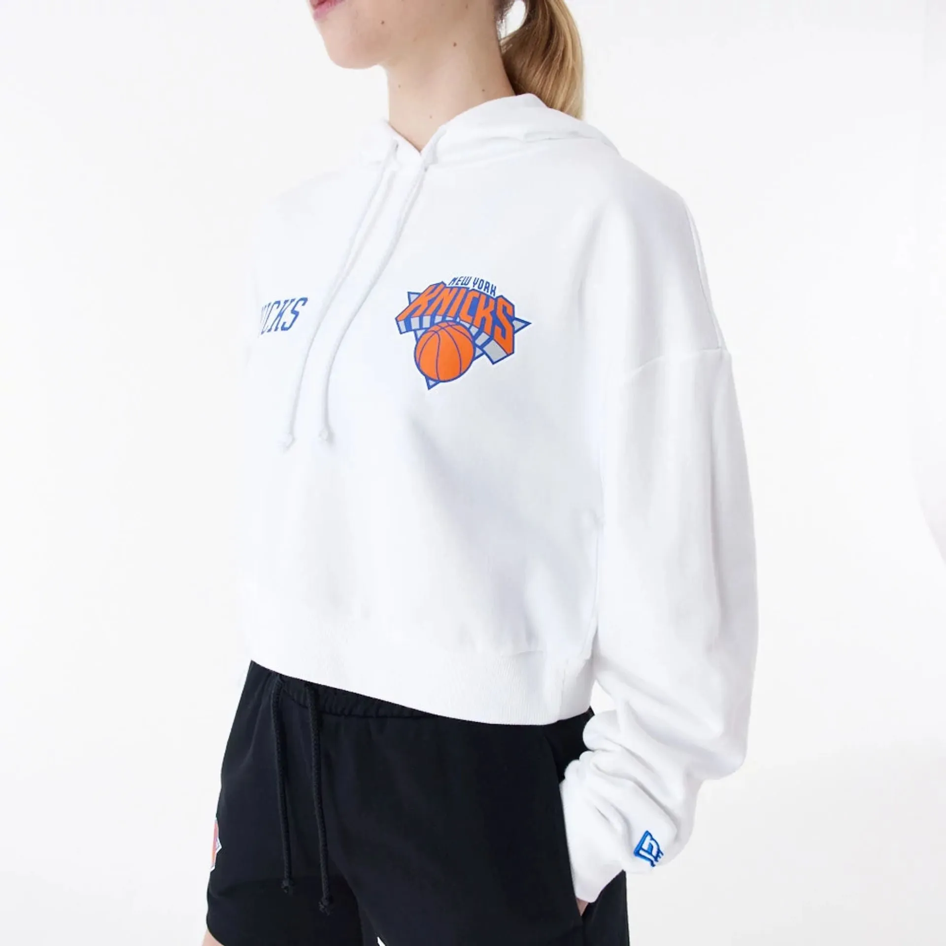 New York Knicks Womens NBA Team Logo White Crop Pullover Hoodie