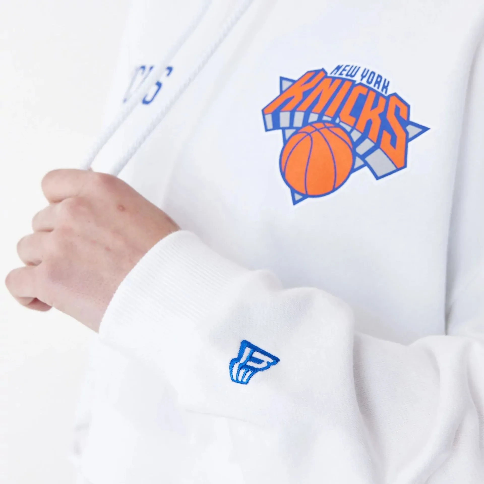 New York Knicks Womens NBA Team Logo White Crop Pullover Hoodie