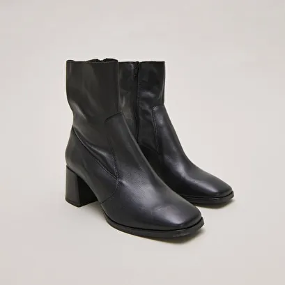 Oval-toe boots in black aged leather