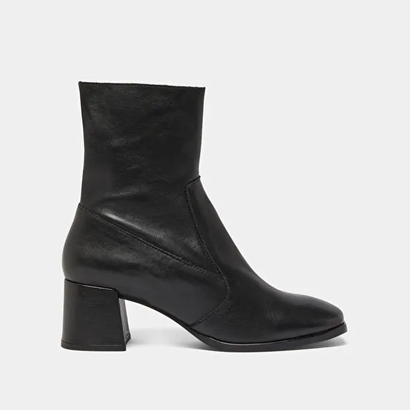 Oval-toe boots in black aged leather