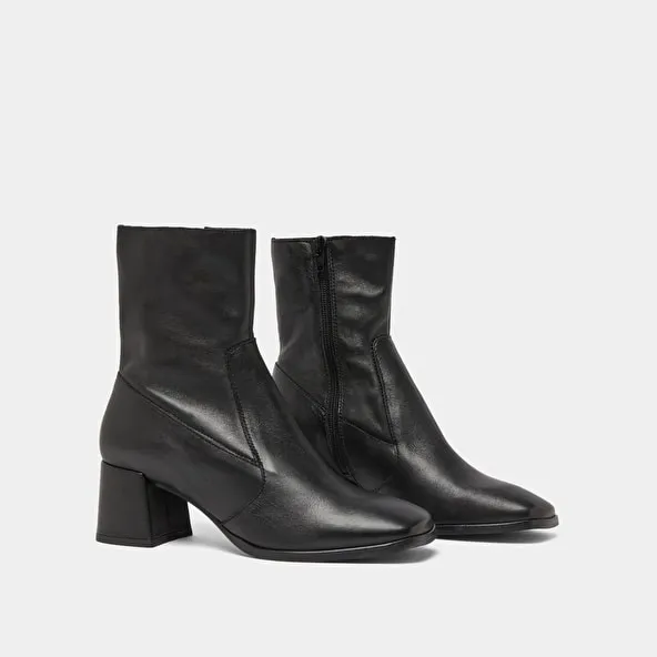 Oval-toe boots in black aged leather