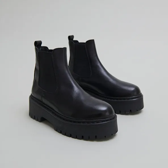 Platform boots with round toes in black leather