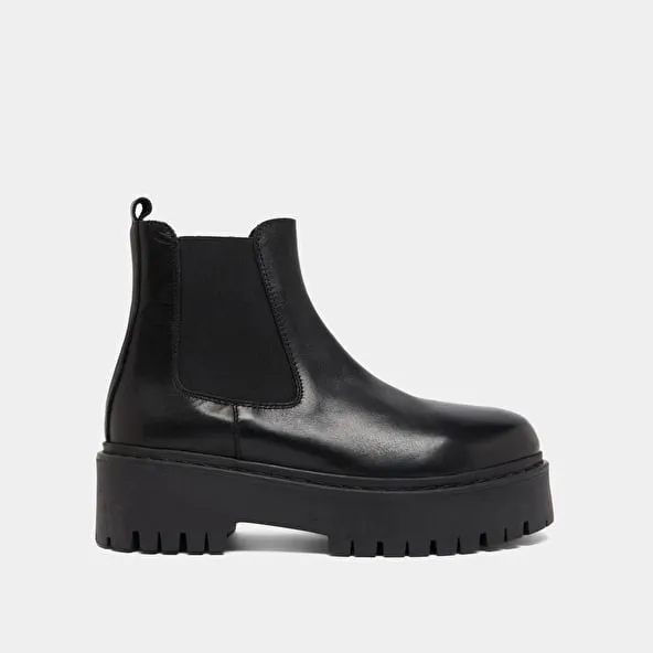 Platform boots with round toes in black leather