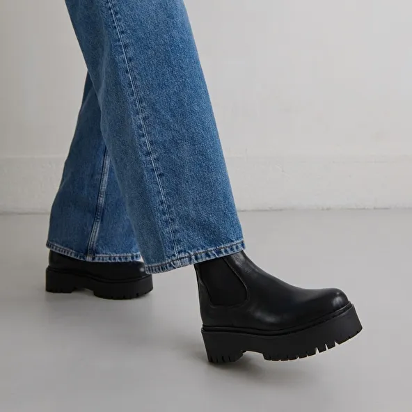 Platform boots with round toes in black leather