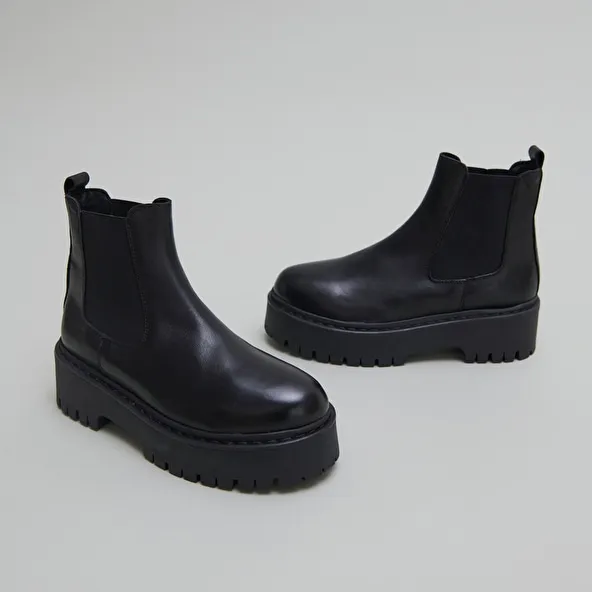 Platform boots with round toes in black leather