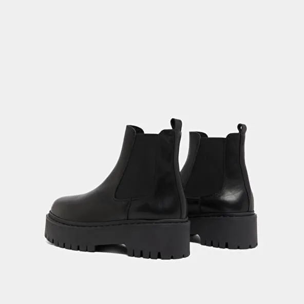 Platform boots with round toes in black leather